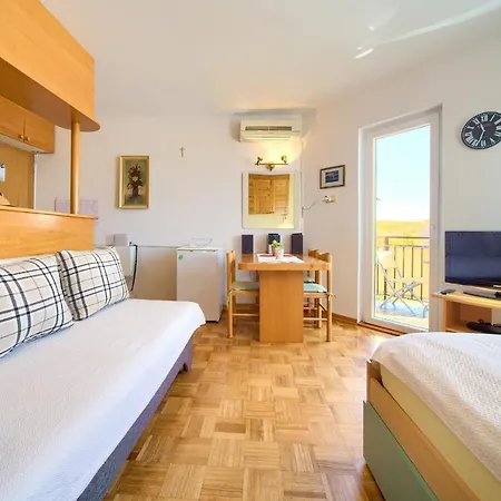 Studio Apartment Vesna Krk Town Exterior photo
